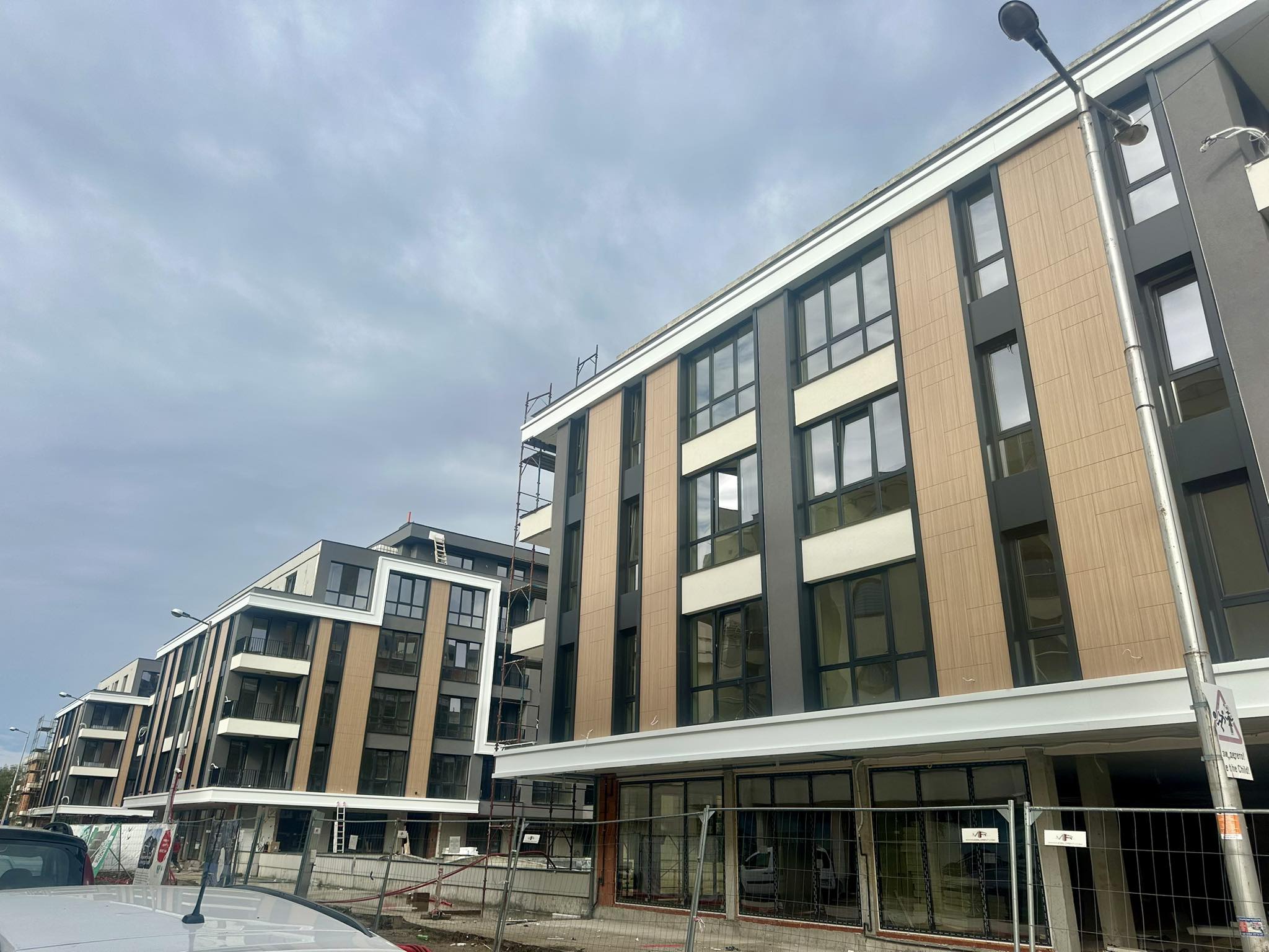 Изпълнение на вентилируема фасада от алуминиев композитен панел и HPL